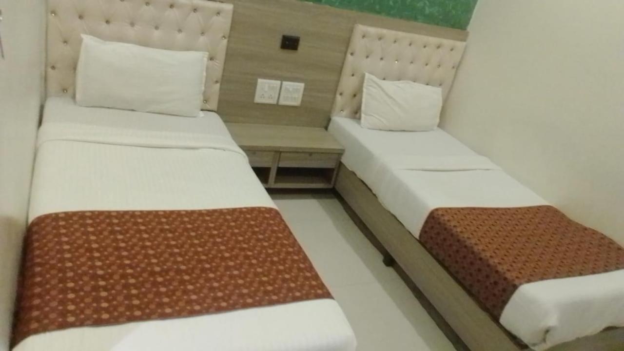 Hotel Time Gold Near Domestics Airport Mumbai Bagian luar foto