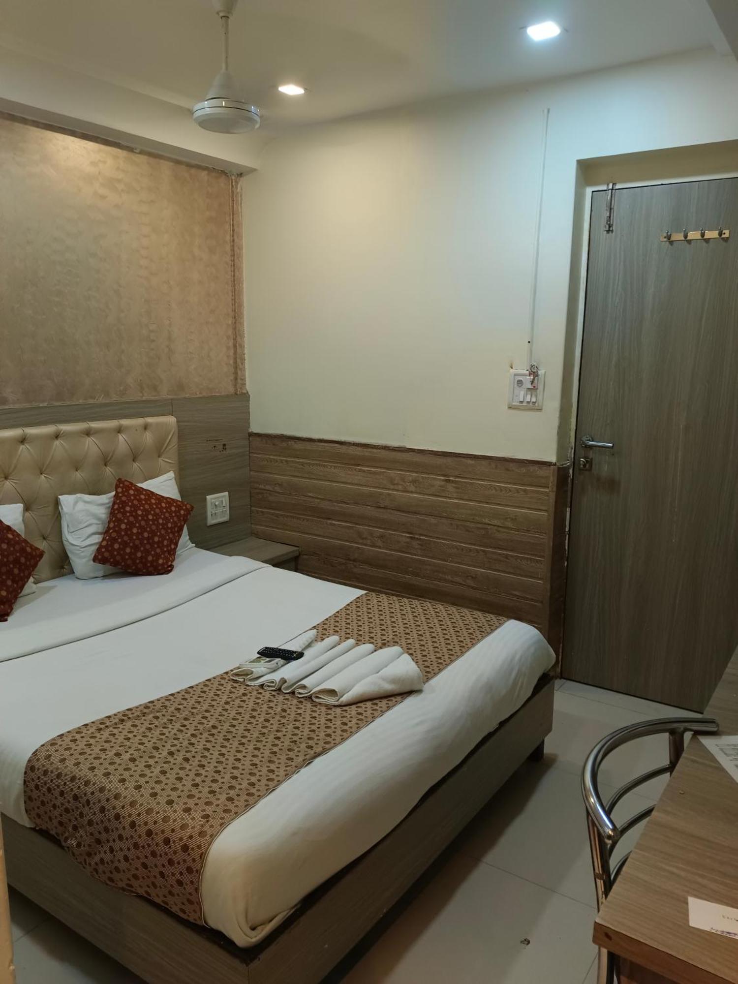 Hotel Time Gold Near Domestics Airport Mumbai Bagian luar foto