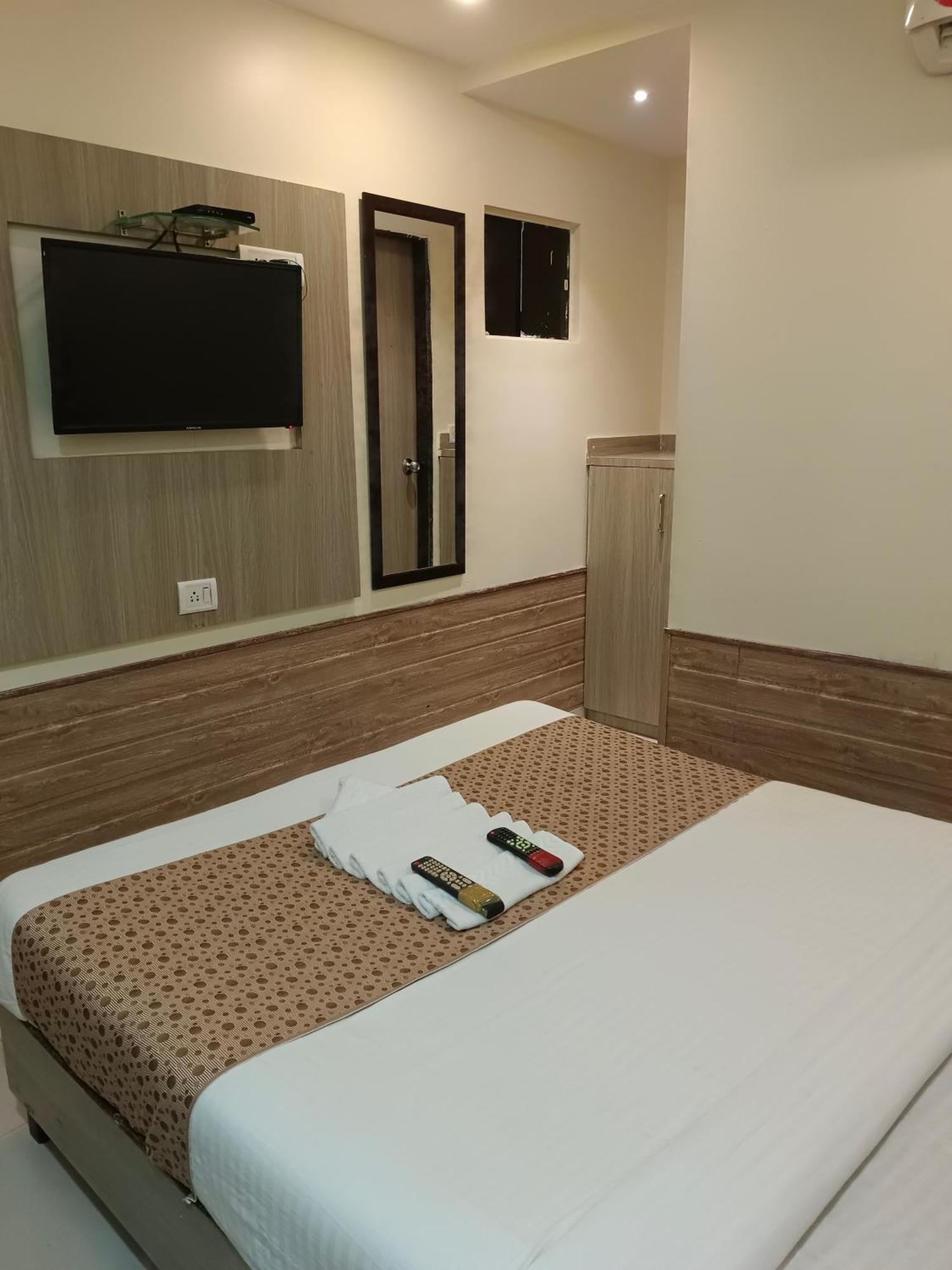 Hotel Time Gold Near Domestics Airport Mumbai Bagian luar foto