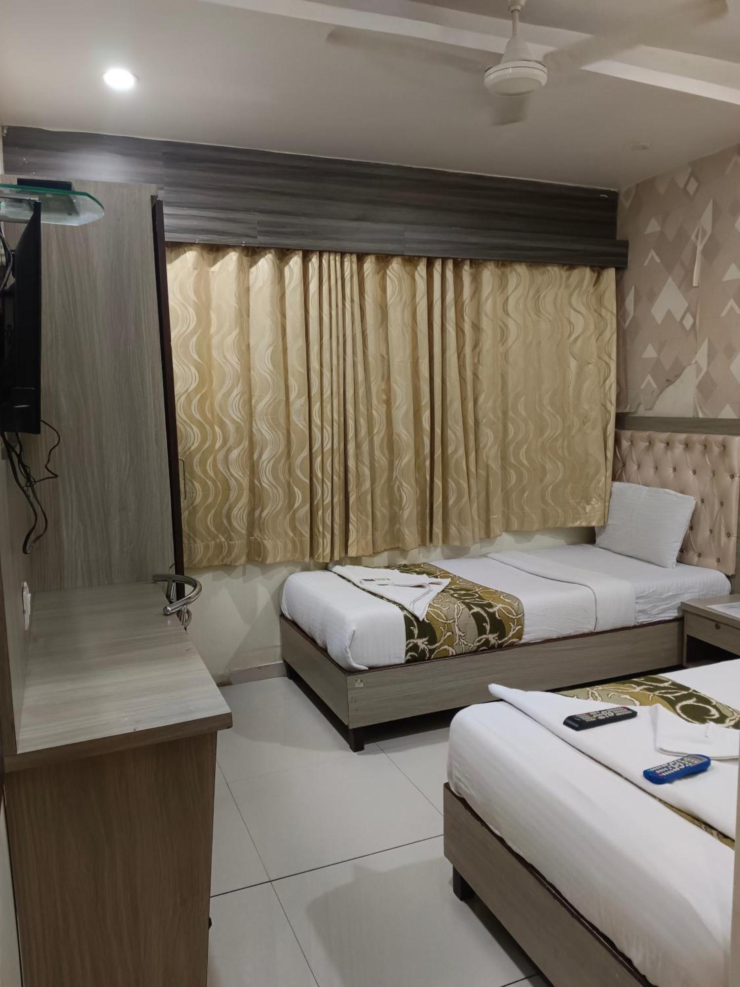 Hotel Time Gold Near Domestics Airport Mumbai Bagian luar foto